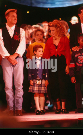 Stuart Anderson Avril 1989 enfant Andy Stewart imposteur avec Kylie Minogue et Jason Donovan sur scène à la fin de la Royal Variety performance pour enfants Banque D'Images