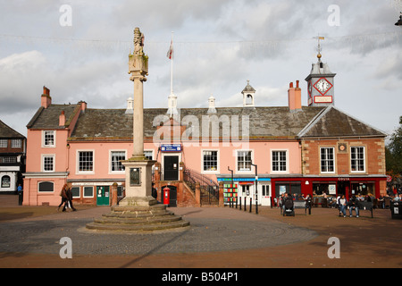 Marché Carlisle sundial croix en face de l'hôtel de ville centre-ville. Carlisle, Cumbria, Angleterre, Royaume-Uni. Banque D'Images