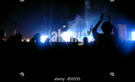 Groupe de personnes dansant à un concert à Glastonbury, Royaume-Uni 2008 Banque D'Images