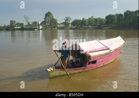 Un traversier de passagers tambang sur la rivière Sarawak en Malaisie Sarawak Kuching centrale Banque D'Images
