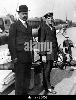 Alfred Cheetham (droite) troisième officier sur l'endurance qu'on voit ici sur le pont alors que le navire quitte les côtes britanniques en août 1914 Cheetham a servi sous Scott sur le 'Morning' ('une exonération de la 'Découverte') , et la 'Terra Nova'. Et en vertu de Shackleton sur 'Nimrod ', où il était troisième officier et manœuvrier, et bien sûr l 'endurance' comme 3e Officier responsable de la fo c'le gaillard () de l'équipage. Cheetham fut un personnage important dans l'exploration en Antarctique dans son propre droit, ce qui fait quatre voyages en Antarctique. Il est mort alors qu'il servait dans la marine marchande pendant la Première Guerre mondiale. Banque D'Images