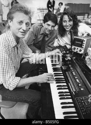 Chanteur auteur-compositeur John Miles avec Steven Henderson et Julie Miah élèves dans Hedworthfield Comprehensive School Jarrow au cours de sa visite d'un atelier de musique 11 05 89 Banque D'Images