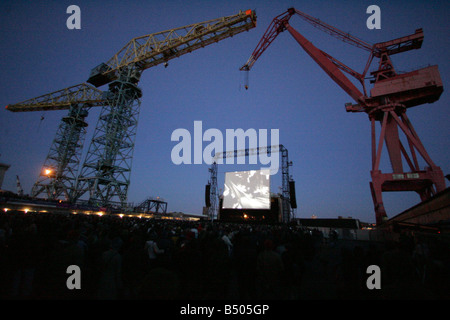 Les Pet Shop Boys et du Northern Sinfonia effectuer Cuirassé Potemkine à Swan Hunter à Wallsend Ship Yard Banque D'Images