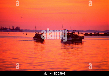 Annapolis Maryland, des bateaux de quitter la sphère de sécurité Spa Creek, à l'embouchure de la rivière Severn et de la baie de Chesapeake. Banque D'Images