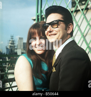 Roy Orbison avec sa nouvelle épouse Barbara Anne Marie Avril 1969 Banque D'Images