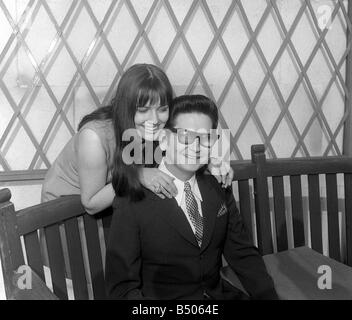 Roy Orbison avec sa nouvelle épouse Barbara AnneMarie Avril 1969 à Londres Banque D'Images