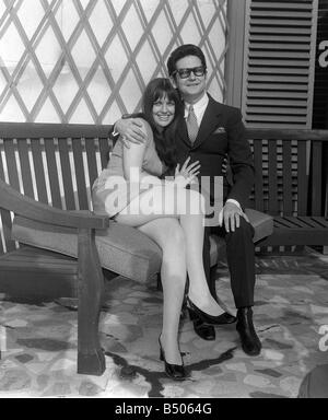 Roy Orbison avec sa nouvelle épouse Barbara AnneMarie Avril 1969 à Londres Banque D'Images