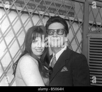 Roy Orbison avec sa nouvelle épouse Barbara AnneMarie Avril 1969 à Londres Banque D'Images