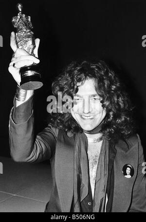 Chanteur du groupe Led Zeppelin Robert Plant avec un Ivor Novello Award Banque D'Images