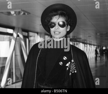 Bianca Jagger épouse de Rolling Stones Mick Jagger de quitter l'aéroport de Londres pour New York sur le Concorde Banque D'Images