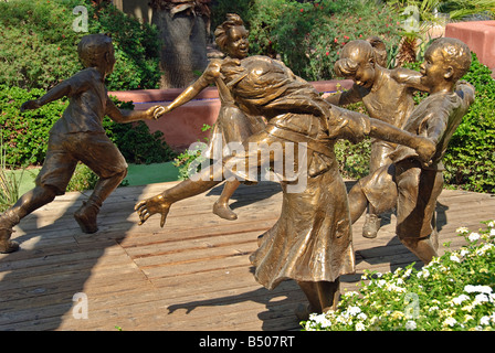 Palm Desert en Californie El Paseo Drive le GardensBronze statue Art Sculpture enfants jouant Banque D'Images