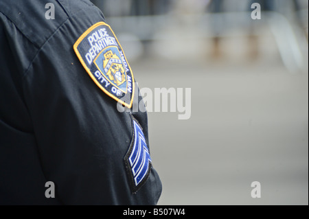 Close up of New York Police Department patch et le sergent s stripes sur le manchon d'officier Banque D'Images