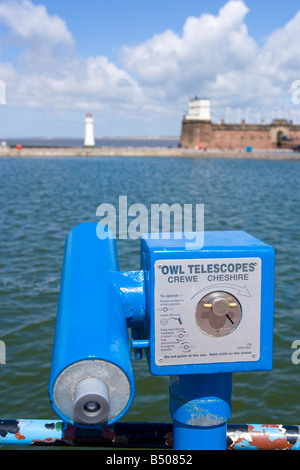 Télescope pointe vers le phare et le fort à la perche Rock, New Brighton, Wirral. Banque D'Images