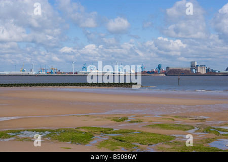 Liverpool waterfront vu de New Brighton, sur la Péninsule de Wirral. Sur la Mersey. Banque D'Images