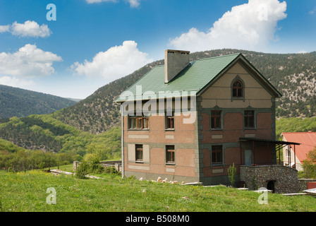 Maison de campagne dans les montagnes de Crimée et une montagne cottage Banque D'Images