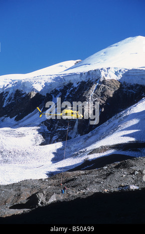 Dépose en hélicoptère des déchets des latrines de Plaza de Mulas, camp de base pour Mt Aconcagua en Argentine Banque D'Images