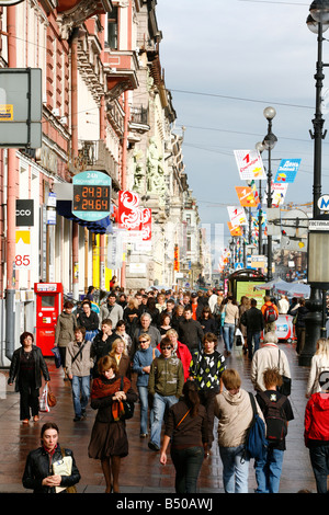 Août 2008 - Les gens qui marchent le long de la Perspective Nevski rue St Petersburg Russia Banque D'Images