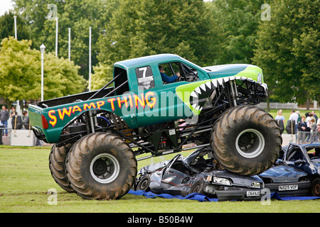 Monster truck voitures écrasant Banque D'Images