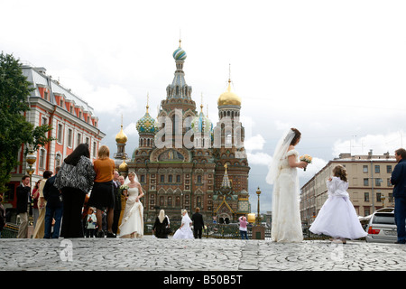 Sep 2008 - Les personnes qui se font passer pour des images en face de l'Église sur le sang St Petersburg Russia Banque D'Images