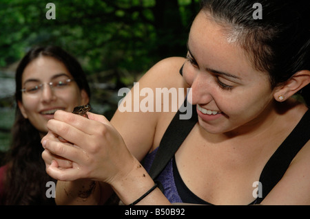 Stream Lab, dans la classe de biologie de l'École d'été de faire enquête sur les flux de invertrebrate Banque D'Images