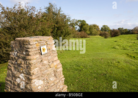 Un panneau de signalisation sur le chemin de Cotswold sur Haresfield topograph Beacon, Gloucestershire Banque D'Images