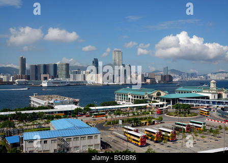 Vue vers le port de Hong Kong et de Kowloon à Hong Kong Island avec Star Ferry et terminaux de bus Banque D'Images