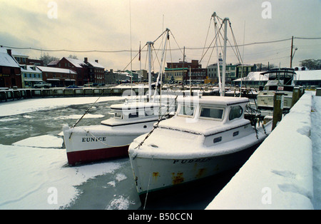 Les bateaux de travail de la sphère de sécurité des eaux froides de l'hiver de la baie de Chesapeake Banque D'Images