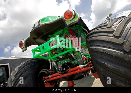 MONSTER TRUCK Fossoyeur avant le Monster Truck Challenge à l'Orange County Fair Speedway NY Banque D'Images