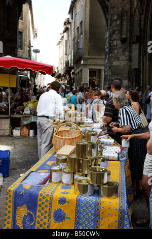 Les étals du marché à Villefranche de Rouergue Banque D'Images