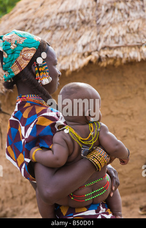 13 juillet 2007 Une jeune femme dans un village dans le sud-ouest Niger est titulaire d'un bébé Le porte bébé love beads autour de sa taille Banque D'Images