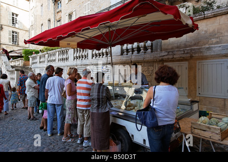 Les étals du marché à Villefranche de Rouergue Banque D'Images