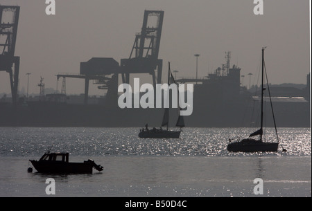 Grue et des bateaux sur la rivière Stour à Harwich, Essex. Banque D'Images