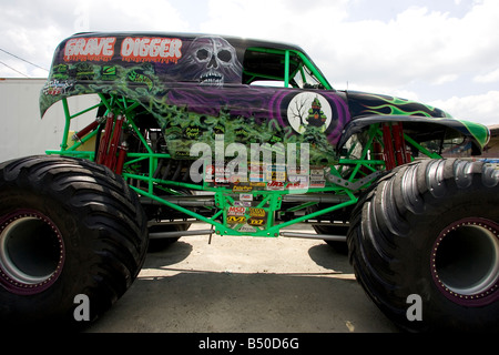MONSTER TRUCK Fossoyeur avant le Monster Truck Challenge à l'Orange County Fair Speedway NY Banque D'Images
