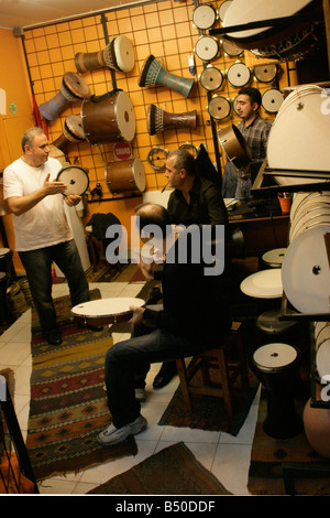 Jamming session dans une boutique de tambour sur Galip Dede Caddesi à Beyoglu, Istanbul, Turquie Banque D'Images