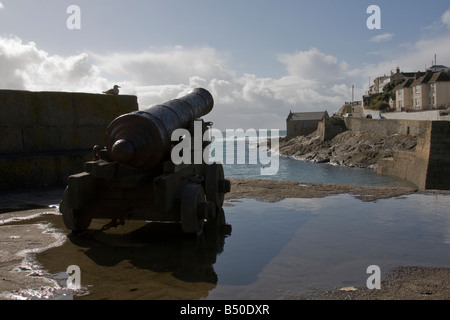 Cannon soulignant sur le mur du port à Porthleven, Cornwall, UK, Banque D'Images