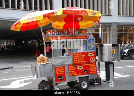 Vendeur de rue panier pour hot-dogs, des hamburgers, des boissons et des bretzels New York City Banque D'Images