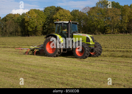 Claas Ares 697 ATZ aviron d'une récolte Ensilage UK Banque D'Images