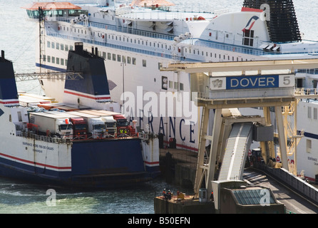 Roro Ferry quai à Douvres et sur le point de décharger le camions et voitures Banque D'Images