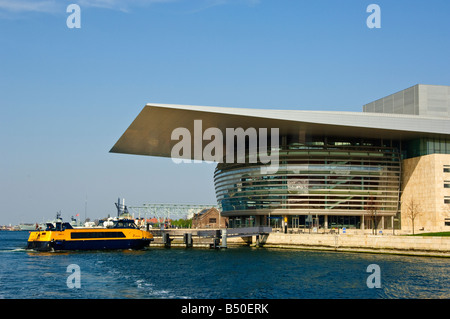 Le bateau-bus à l'appel de l'Opéra Operaen København a réouvert 2005 architecte Henning Larsen Banque D'Images