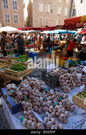 Les étals du marché à Villefranche de Rouergue Banque D'Images