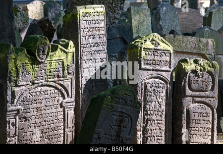 Les pierres tombales dans l'ancien cimetière juif de Josefov, le quartier juif de Prague pour un usage éditorial uniquement Banque D'Images