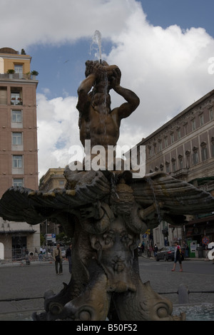 Fontaine du Triton, la Piazza Barberini, Rome, Italie Banque D'Images