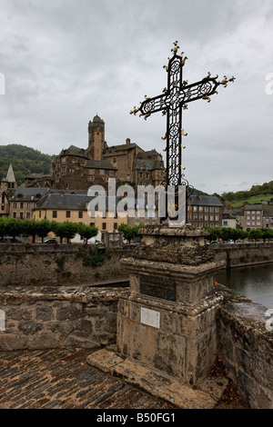 Une croix en fer forgé créé par Henri Lesueur (1908-78) sur le pont à Estaing Banque D'Images