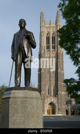 Statue de James Buchanan Duke devant Duc chapelle à la Duke University Campus Ouest à Durham, Caroline du Nord. Banque D'Images