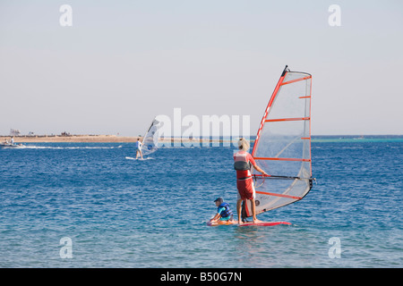 Une planche dans la Red Sea Resort de Dahab en Egypte avec un enfant à l'avant de la board Banque D'Images