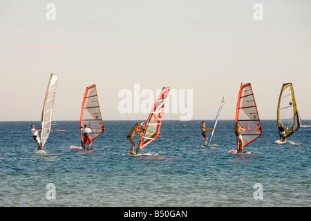 Les véliplanchistes en Mer Rouge resort de Dahab en Egypte Banque D'Images