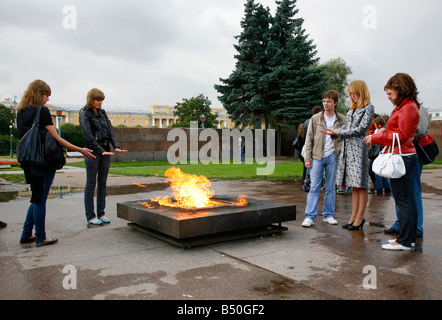 Août 2008 - Les gens se tenant par la flamme éternelle au Champ de Mars St Petersburg Russia Banque D'Images