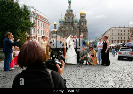Les personnes qui se font passer pour des images en face de l'Église sur le sang St Petersburg Russia Banque D'Images