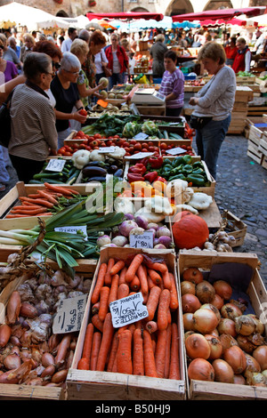 Les étals du marché à Villefranche de Rouergue Banque D'Images