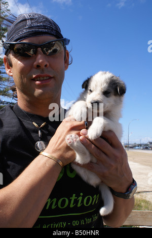 Chien de Traîneau husky puppy et propriétaire d'été du Manitoba Churchill Banque D'Images